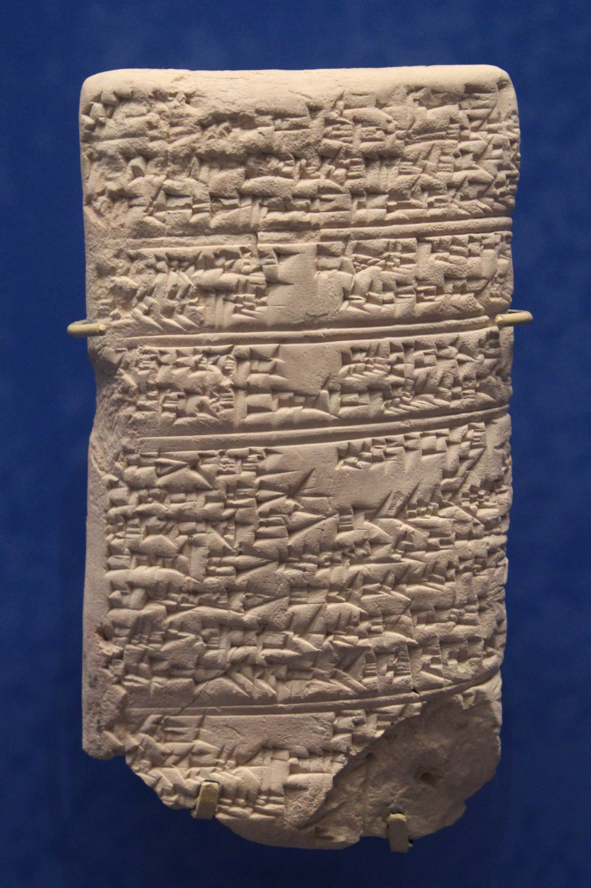Cuneiform tablet bearing a collection of Sumerian proverbs, photographed at the Ashmolean Museum.